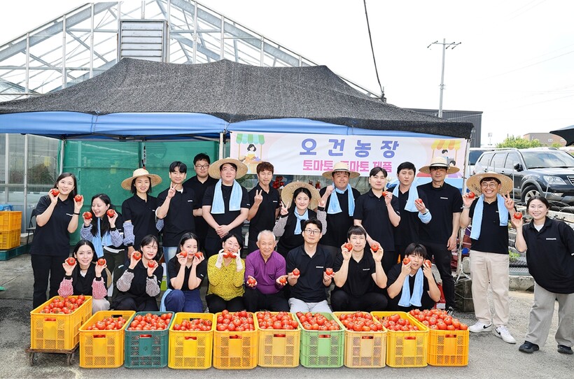 시몬스, 농가 찾아 팔 걷었다…지역 ...