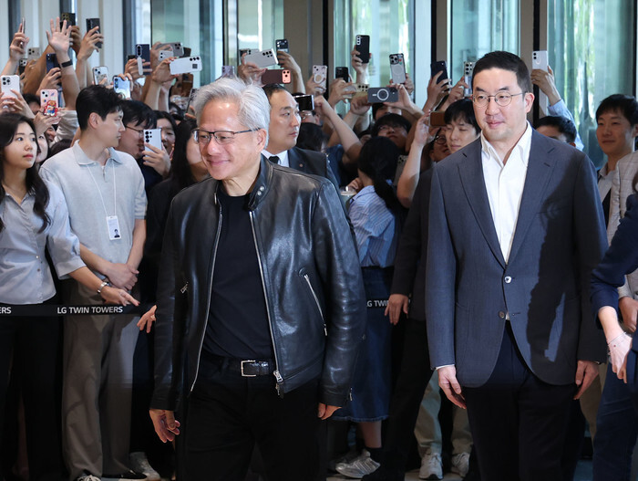 최고경영진 회의장까지 내준 LG…엔비...